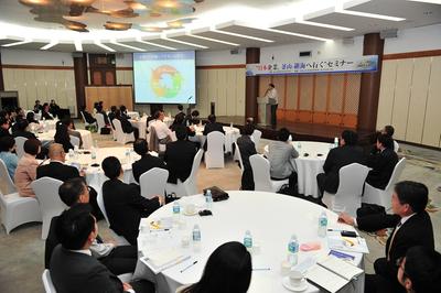 <p>2013. 10. 28(월) 16:00 2013년 BJFEZ 투자유치설명회가 일본기업 관계자등 70여명이 참석한 가운데 누리마루 APEC하우스에서 개최되었다. 이번 설명회는 기업의 투자환경과 특성, 실제 투자사례등의 발표가 있었으며 전체회의 및 서석숭 부산진해경제자유구역청장의 투자유치 프레젠테이션 또한 일본어로 진행되었다. </p>