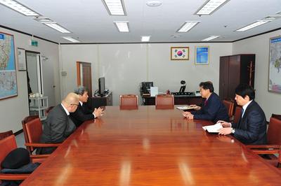 <p>2014. 1. 24(금)16:00 일본 LAMI사 오쿠노 아키라 대표이사 및 히구치 요시오 사장대리 일행은 부산진해경제자유구역청(청장 : 서석숭)을 방문해 투자관련 협의를 하였다. </p>