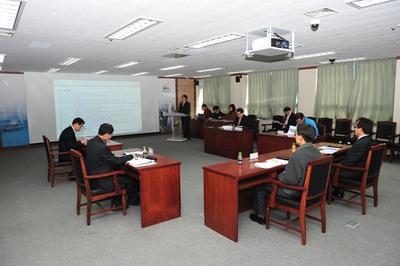 <p>2015. 2. 5(목) 10:30 부산진해경제자유구역청 5층 대회의실에서 부산진해경제자유구역 재정비 용역 보고회가 개최되었다.</p>