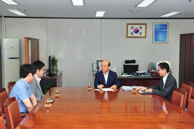 <p>2015. 7. 27(월) 11:00 일본 총영사관 경제담당 카와마타 미츠루 영사 일행은 부산진해경제자유구역청을 방문해 허성곤 청장과의 면담을 통해 일본기업 유치와 상호협력에 관해 논의하였다.</p>