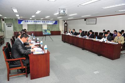 <p>2011. 10. 5(수) 부산진해경제자유구역청(청장 : 하명근)5층 대회의실에서 웅동지구 개발계획 변경 자문회의가 개최되었다.</p>