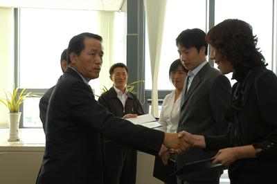 2006-09-27-신규청보편집위원위촉장수여2.JPG